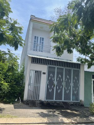 cần bán căn nhà 1 trệt 1 lầu kdc long hậu nam sài gòn. dt: 5m x 18m giá 3.2 tỷ. sổ hồng riêng