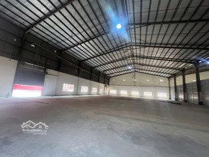 nhà xưởng cho thuê 8.400m2 có thể đỗ xe ở 4 mặt, có pccc cơ bản
