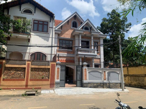 cho thuê biệt thự góc 2mt hoàng dư khương-q10. giá: 60tr dt:9x20m.kc:trệt,2 lầu,tum.
