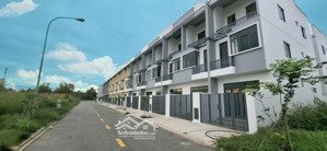 bán căn nhà phố phước đông new city ngay kcn phước đông 64m2 giá 2 tỷ sổ sẵn, ngân hàng hỗ trợ 70%