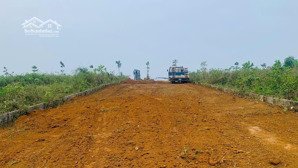 chính chủ gửi bán 585m2 đối diện dự án nghỉ dưỡng, đường to 2 xe tránh, cách đ hcm 500m, tại cư yên