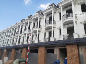bán gấp nhà mặt phố 80m2 xây sẵn 3 tầng, sẵn sổ, full nội thất tại trung tâm tp. dĩ an