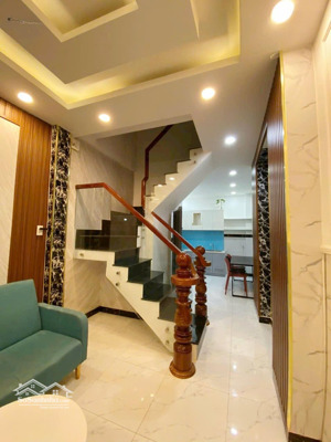 nhà trần bình trọng gần trần hưng đạo, hẻm xe hơi, có máy lạnh cơ bản, khu dân trí