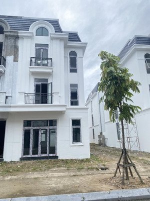 crownvillas thái nguyên cần bán căn liền kề 96m2 khe thoáng gân công viên / lh 