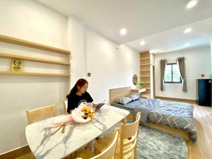 một chiếc phòng tone gỗ ấm áp cửa sổ thoáng mát - khuôn viên rộng rãi - gần mai chí thọ