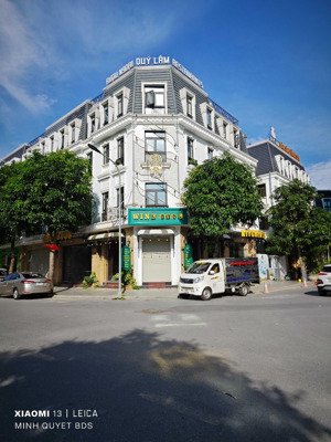 cho thuê nhà lô góc phố trung tâm gần nhà hát lớn, mặt tiền 40m, dtsd 1100m2, nhà 2 tầng thông sàn
