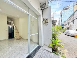 mặt bằng kinh doanh rộng rãi nhiều người qua lại ngay trường chinh