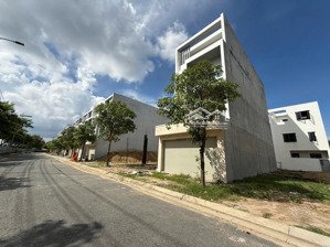 chính chủ bán gấp căn shophouse nhà phố thương mại, giá 9 tỷ. bà rịa city gate phạm yến