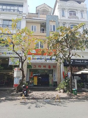 cho thuê nhà nguyên căn khu phú mỹ hưng q7. giá 72 triệu. dt: 111m2. tk: 6pn, 6wc. liền kề sky
