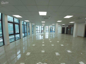 cho thuê văn phòng tại hoàng quốc việt 27 triệu, 180m2, giá ưu đãi, uy tín. liên hệ 