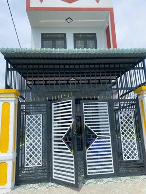 em cần bán nhà gần khu công nghiệp cầu tràm. giá 2tỷ còn thương lượng thiện chí giảm mạnh