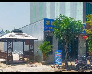 cho thuê nhà nguyên căn cấp 4 mới xây, 1 phòng ngủ toilet. điện nước chính, đầy đủ. tiện mở quán ăn