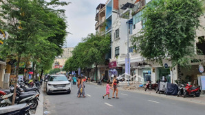 cho thuê nhà 2 tầng lê thánh tôn, ngay chợ bến thành, p. bến thành, q.1, giá chỉ 30 triệu/tháng