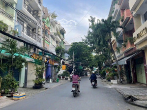 bán căn nhà mt đuờng văn chung p13, tb, dt : 5x29m nhà c4, khách mua tiện xây mới, vị trí đẹp mt