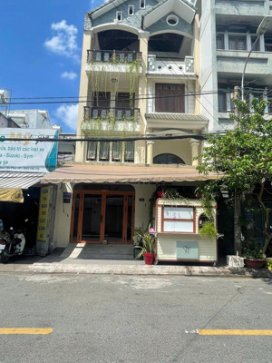 cần bán 2 căn đôi mặt tiền lớn giá trên 18 tỷ thương lượng. nhà mới đẹp, ngã 4 kinh doanh sầm uất