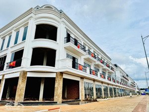 nhà xây kiểu châu âu, mặt tiền đường lớn cần bán gấp