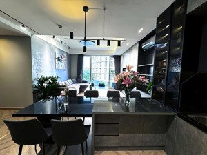 cần bán gấp cc zenity lầu trung dt 108m2,3pn tặng nt, giá 12.4 tỷ có sổ lh : hân