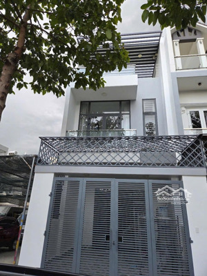nhà trệt 2lầu đẹp ngay trong kdc hiệp thành tp thủ dầu một bd - dt 100m2 tc100% - 4pn - giá 6 tỷ7
