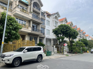 không có nhà thứ 2,chủ gấp bán,nhà phố mới sang trọng,có thang máy,view công viên cực đẹp,chỉ 1x tỷ