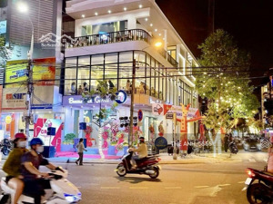 nhà 2 mặt tiền góc ngã3 khu biển mỹ khê. đang cho thuê hđ 1,1tỷ/ năm. vị trí vàng của phố du lịch