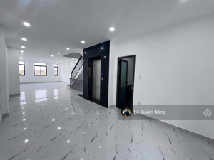 cần cho thuê shophouse mặt tiền đường song hành dự án lakeview city quận 2. giá 40tr/tháng