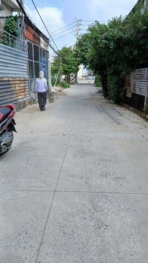 nhà 1 lầu đường thông, kinh doanh buôn bán tốt. gần chung cư thạnh lộc