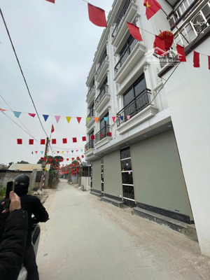 nhà 4t phượng đồng ngay gần đh thể thao cho thuê tốt cách 1 nhà ra đường ô tô chạy nên đi xem 1 lần