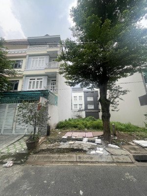 cần bán hạ giá bán nhanh nền 120 m2 5x24 có móng ngay trường nguyễn văn linh, kdc phú lợi quận 8