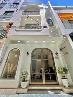cho thuê nhà nguyên căn 3.5 tầng tân cổ điển, đủ tiện ích xung quanh, full nội thất, chỉ 18tr/th