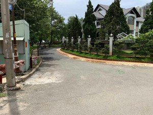 bán gấp lô biệt thự vị trí đẹp mặt tiền trục chính đường 16m kdc bách khoa