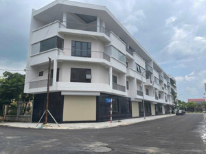 cần bán 4 căn shop liền kề liền nhau chân chung cư la fortuna vĩnh yên