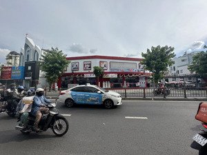 cho thuê showroom 855 quang trung gv, dt:50x80m trống suốt giá 500tr