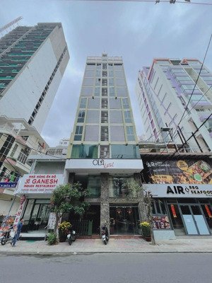 khách sạn mặt tiền hùng vương khu phố tây hàn cực đông đúc gần biển