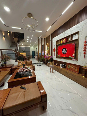 bán nhà 2 mặt tiền còn rất mới và toàn bộ nội thất xịn sò