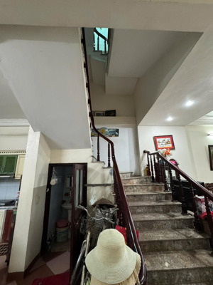 cho thuê nhà riêng, 3 tầng, 70m2, 2pn + 2vs, 1 phòng thờ + sân phơi, 1 phòng khách + bếp