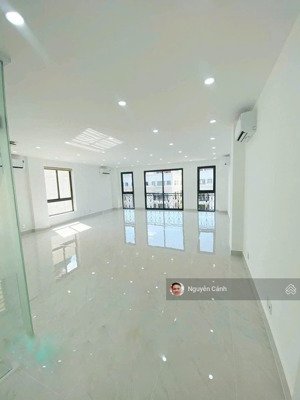 văn phòng tầng góc 2 mt,dt 7 x 22m ngăn sẵn vách kính 2 phòng,hầm xe tại vạn phúc city.