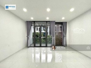 văn phòng 35m2 vạn phúc city có ban công, thang máy máy lạnh, wc riêng, hầm để xe free. giá rẻ 6 tr