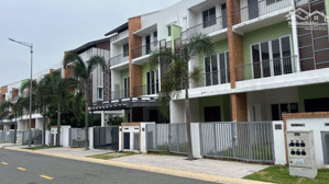 bán nhà 3 tầng sun casa, nhà nguyên căn kề thành phố mới bình dương, sổ hồng hoàn công sẵn