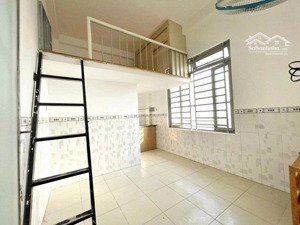phòng ban công - lê trọng tấn - cách đh huit 5 phút - giá 2tr8/phòng