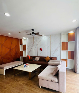 cho thuê căn hộ chung cư 135m2
