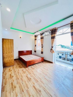 chính chủ cho thuê phòng 35m2, có máy lạnh, ban công, gần tên lửa, aeon mall