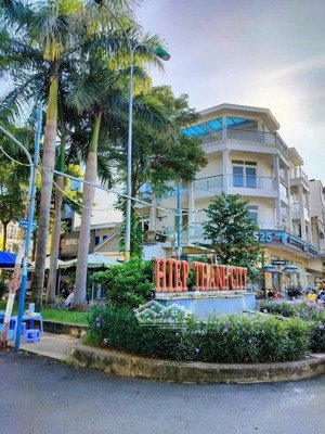 căn hộ view công viên mặt trc full nội thất duy nhất