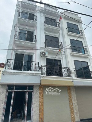 cho thuê cả nhà - hoặc từng tầng riêng biệt vệ sinh khép kín. nhà mới tinh có thang máy