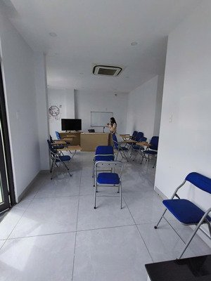 cho thuê tầng 4 nhà phố 96m2 giá 7 triệu có thang máy, máy lạnh, rèm. ghế văn phòng