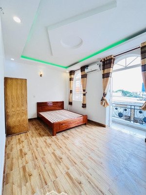 phòng ban công full nội thất gần đầm sen, ở 3 - 4 người, giờ giấc tự do, giá chỉ 4tr5
