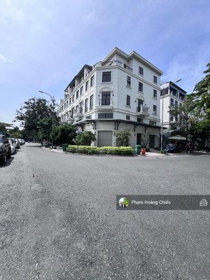 bán gấp căn góc shophouse 2 mặt tiền dt 10x20m 1 trệt 1 lửng 3 lầu,giá 34tỷ hoàn thiện có thang máy