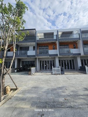 bán căn thô gói 8 shophoues trục đường 27m kinh doanh chỉ 6,6 tỷ