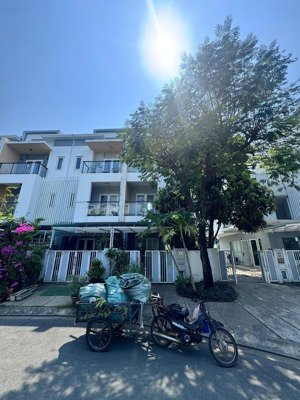 cho thuê biệt thự lucasta nơi mỗi buổi sáng bắt đầu bằng ly cà phê giữa khu vườn riêng tĩnh lặng