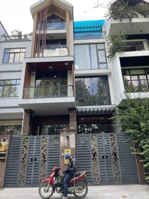 cần cho thuê văn phòng tầng trệt biệt thự tại khu him lam giá chỉ 20tr. lh 