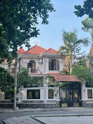 biệt thự rẽ nhất khu mỹ giang phú mỹ hưng, cao cấp ngay hồ bán nguyệt, 3 tầng cn 126m²- giá 39 tỷ